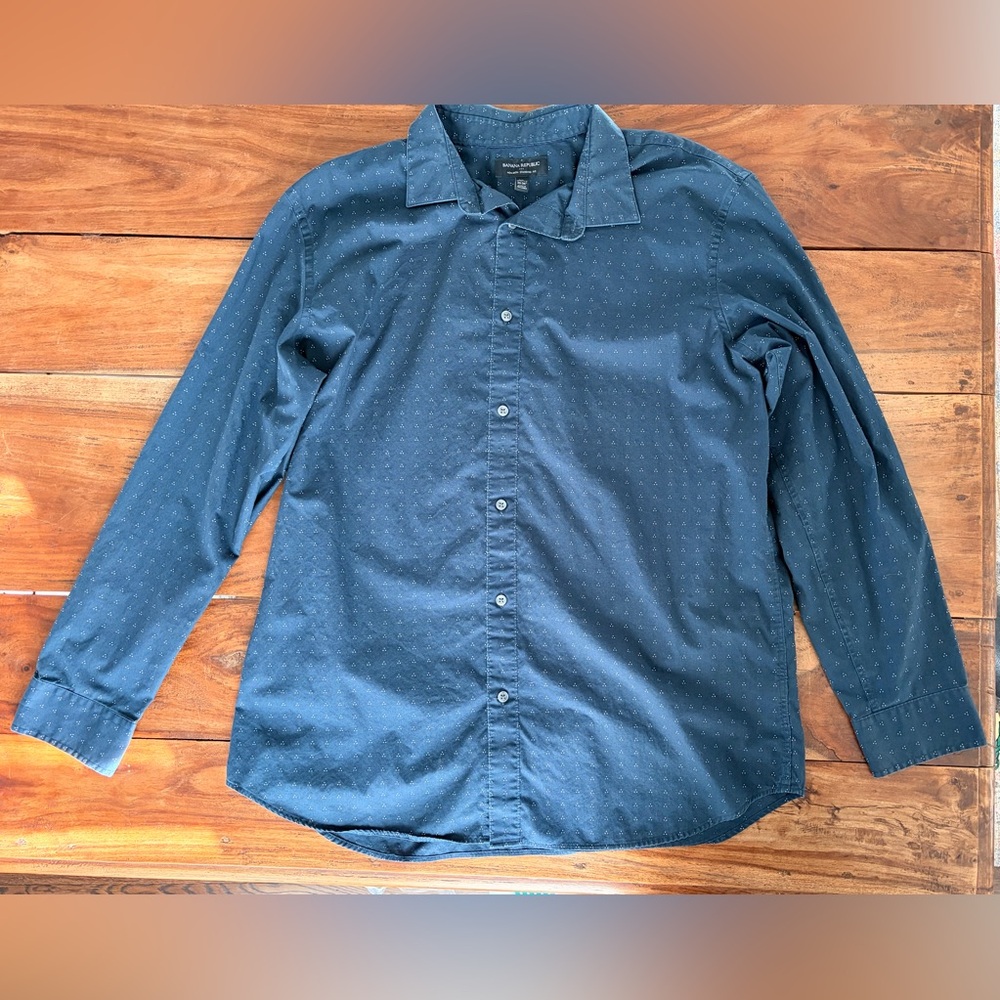 Banana Republic Men’s Non-Iron Standard Fit Size XL Dark Blue Button-Up Shirt